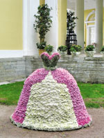 Вечернее платье из розовых хризантем творческой мастерской Василия Антропова – приз зрительских симпатий